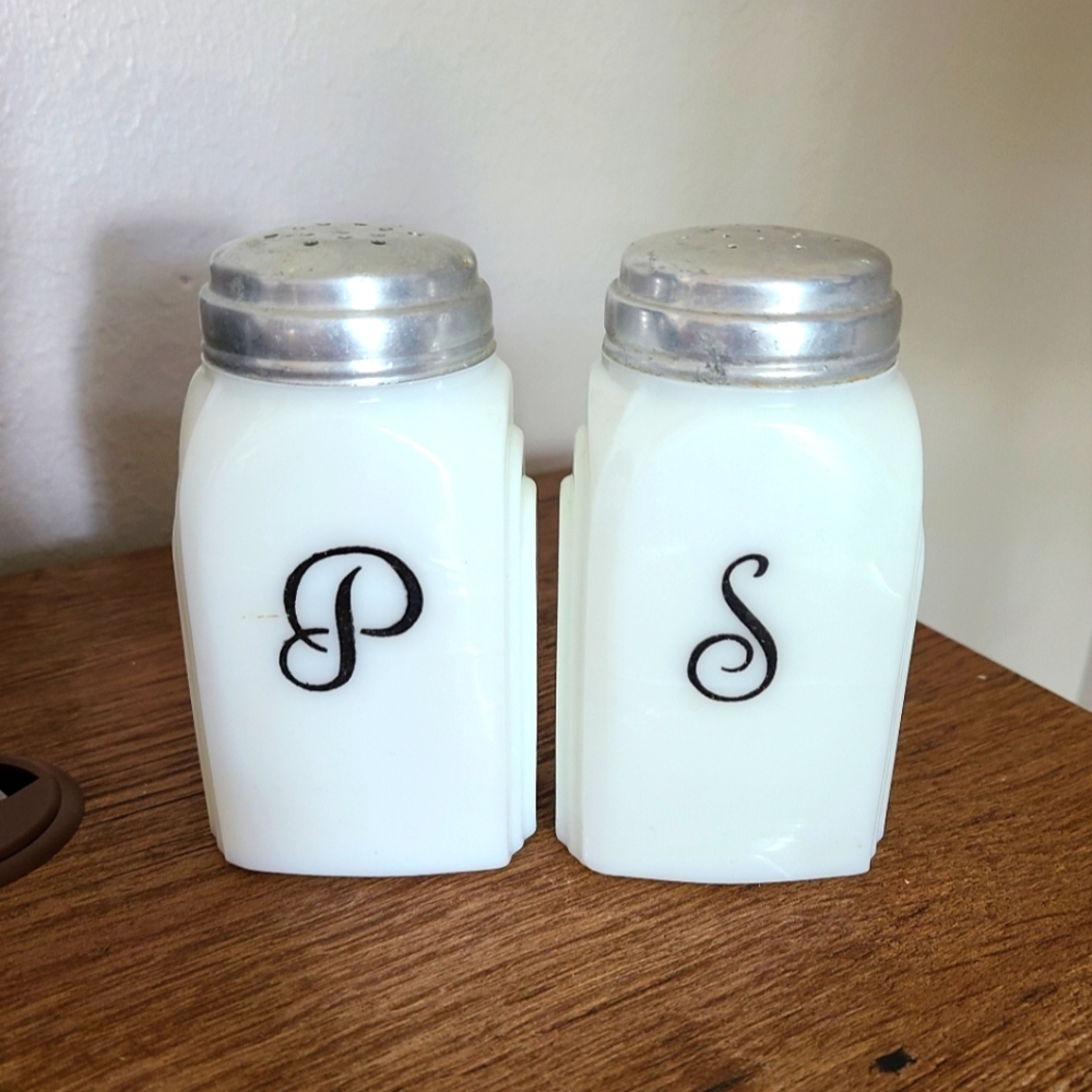 VINTAGE 1930'S McKee Salt/Pepper Shakers